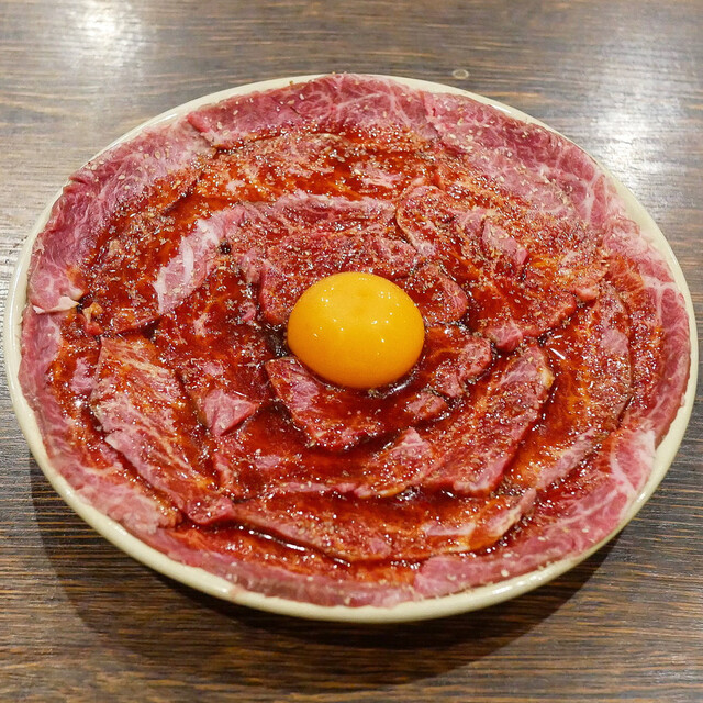 焼肉三日月 名物ハラミユッケ — 黒毛和牛ハラミを使った絶品ユッケ