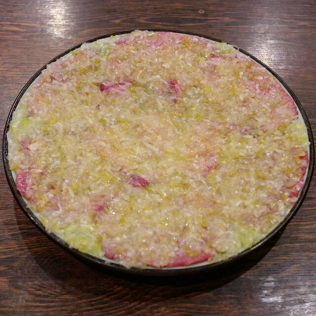 焼肉三日月 名物ネギ塩タン — 香味ネギをたっぷり巻いて